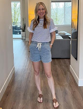 Women's Classic Denim Essential Relaxed Fit Belt Shorts With Pocket