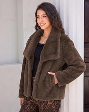 luvamia Faux Fur Jackets for Women Fall Coats Oversized Winter Outerwears Short Pile Surface, Side Pockets, Wide Lapel Collar, Dropped Shoulder, Fall Winter Layering, Snap Button Closure, Open Front